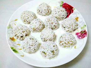 依次使肉丸子全部都均匀的包裹上糯米