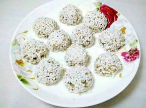 依次使肉丸子全部都均匀的包裹上糯米