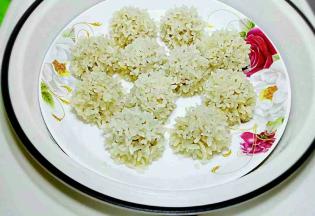 蒸好的糯米丸子，小心烫着，慢慢端出来