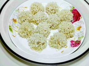 蒸好的糯米丸子，小心烫着，慢慢端出来