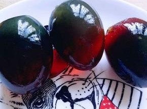 首先将皮蛋皮剥掉，我超市买的无铅皮蛋。