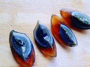 再次把刀涂抹上清水，小心的把皮蛋二切四。依次切完，摆放在盘子中。