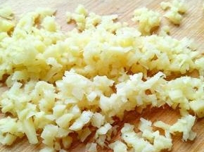 生姜去皮，切片再切丝，切末。可以适当多放一些姜末。