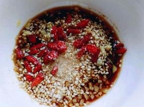 取一个小碗，将切好的蒜末，姜末，倒入碗中，加生抽，凉拌醋，盐，糖，芝麻油，(喜欢吃辣的还可以放一些辣椒) 用筷子充分搅拌均匀，可以先尝尝味道。还可以按个人口味调味。