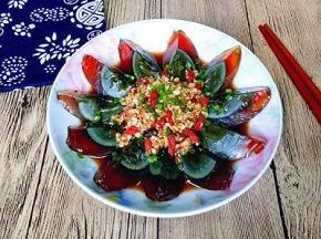 把调好的酱汁淋在切好的皮蛋上即可。