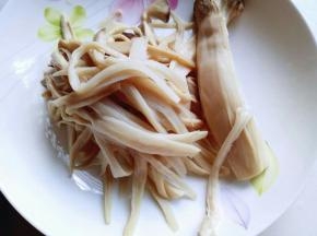 蒸熟的杏鲍菇稍微将一下，(不然烫手)用手撕成条状，不要撕的太粗。