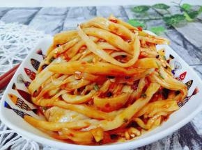 把调料汁淋在撕好的杏鲍菇上，拌均匀。装入盘中可以享用啦！