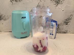 放入原汁机杯内，倒入浓稠的酸奶（可以自制）