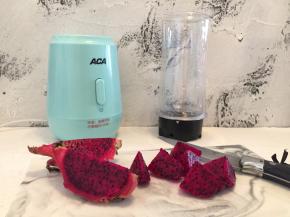 将红肉火龙果切块