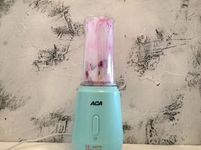 插入电源，将原汁机桶插入主机旋紧