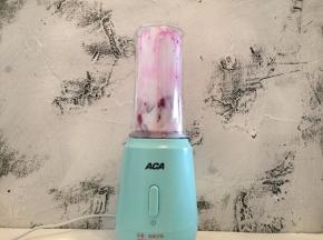 插入电源，将原汁机桶插入主机旋紧