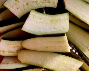 茄子洗净，放入蒸锅蒸十分钟，关火凉凉。