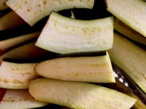 茄子洗净，放入蒸锅蒸十分钟，关火凉凉。