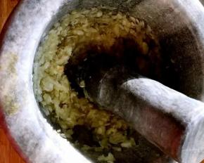 期间蒜去皮放盐捣碎成泥，挖出蒜泥，放入酱油一勺，醋一勺。香油适量可以自己尝一下根据自己口味稍加调整