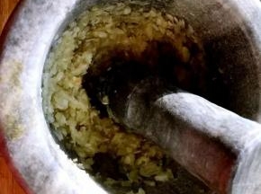 期间蒜去皮放盐捣碎成泥，挖出蒜泥，放入酱油一勺，醋一勺。香油适量可以自己尝一下根据自己口味稍加调整