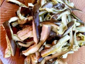 茄子量量，用手撕成条。摆盘。