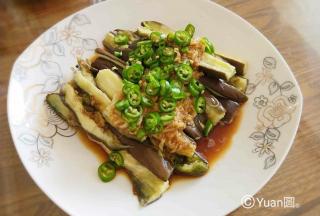抢小米椒切好，蒜汁舀在茄子上面撒上小米椒即可。
