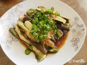 抢小米椒切好，蒜汁舀在茄子上面撒上小米椒即可。