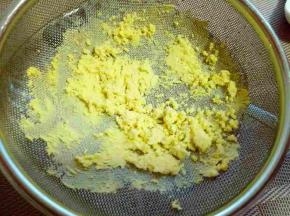 提前煮熟的鸡蛋，将蛋黄剥出，压碎过细筛。