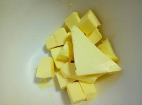 黄油切小块，室温软化。(是室温软化哦)