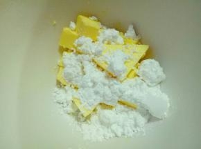 室温软化的黄油，加入糖粉。用的感动打蛋器打发。