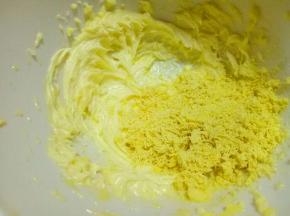 打至黄油体积膨大，蓬松状态了加入过细筛的蛋黄，用硅胶铲搅拌均匀。