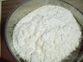 筛入低筋面粉和玉米淀粉。