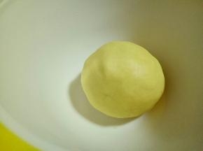 揉成面团，包上保鲜膜放入冰箱冷藏30分钟。