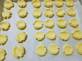 用大拇指轻轻按压，无需太用力。避免中间太薄，看出来的饼干容易断裂。