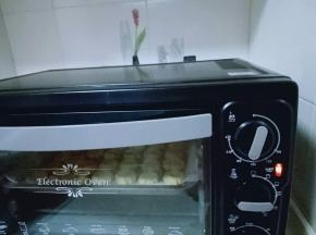 烤箱170度预热5分钟，烤盘入烤箱中层，烤18-20分钟(每家烤箱温度不同，温度及时间适当调整，根据自己烤箱性能来)