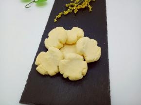 戴上隔热手套，取出烤盘，凉一会即可食用。