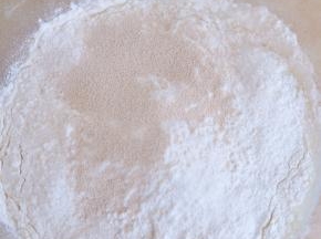 加入高粉和低粉，最后上面放酵母，选择三档揉面。