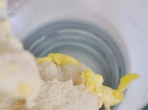 面成团后加入软化的黄油。