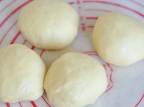 揉成光滑的面团后，分割成四份，静置15分钟。