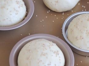 发酵45分钟左右，至两倍大，表面刷一层水，撒上白芝麻。