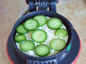 铺上一层黄瓜片。