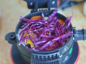 放入紫甘蓝丝，或者自己想放的蔬菜，再挤上一层沙拉酱。再放入生菜、奶酪片、番茄片。做到这一步已经乱了，所以忘记拍照了。因为配料放太多，容易出错。