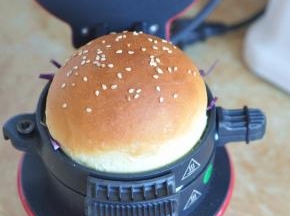 最后把另一个面包胚放在上面。