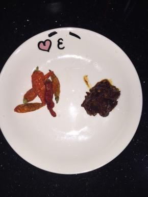 准备好干辣椒，豆瓣酱