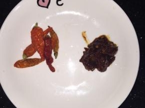 准备好干辣椒，豆瓣酱
