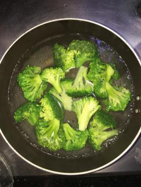 趁着烤鱼的时间来做配菜，另起一个锅放入适量的水，大火烧开焯一下西兰花，捞起来待用
