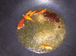 锅里的油放入干辣椒，豆瓣酱，先稍微热一下