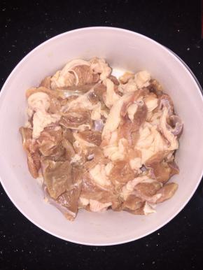 羊肉切成片，不要太薄，用清水浸泡半天去膻味去血水，中途要多次换水