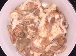 羊肉切成片，不要太薄，用清水浸泡半天去膻味去血水，中途要多次换水