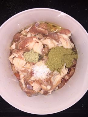 浸泡好的羊肉洗净控干水份，放入一个大碗里，放入油、盐、料酒、孜然粉、白胡椒粉，