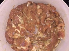 搅拌均匀，腌制两个小时