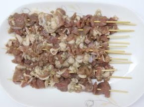 腌好的羊肉用竹签串成一小串儿