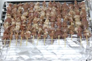 烤盘先垫上锡纸，烤网先刷上一点点油，串好的羊肉放在烤网上，再在表面刷上一层油