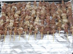 烤盘先垫上锡纸，烤网先刷上一点点油，串好的羊肉放在烤网上，再在表面刷上一层油