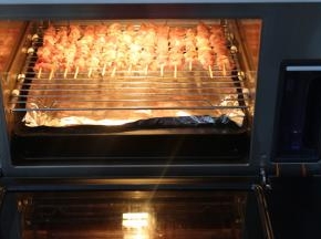 西屋蒸汽烤箱，先提前预热220度10分钟，先放入烤盘在最底层，再放入烤网中的羊肉220度先烤5分钟